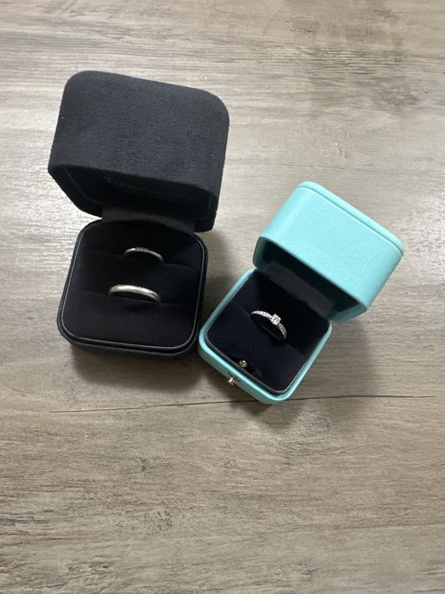 婚約指輪と結婚指輪です。ボックスに入れた状態になります。