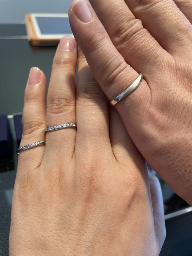 夫にはマット加工とダイヤを
私のは薬指の方を購入しました。
