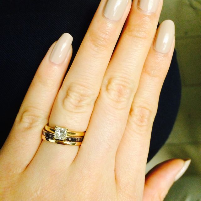 アームが華奢なので重ね付けもしやすいです。