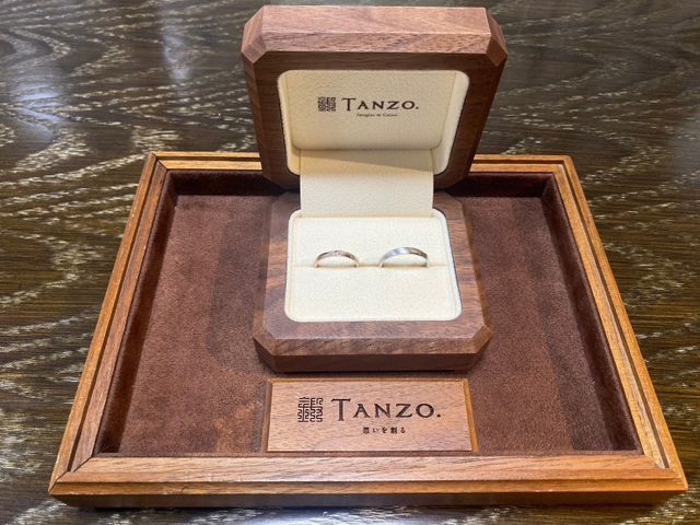 男性リングはプラチナ、女性リングはピンクゴールド