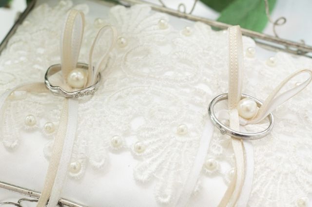 右が男性用、左が女性用の結婚指輪です。