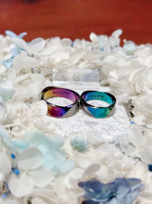 男性でも着けやすいような太めの幅と、角度によって変わる色味。