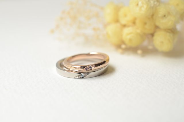 片側にはサービスで入れられる誕生石をそれぞれに入れました。