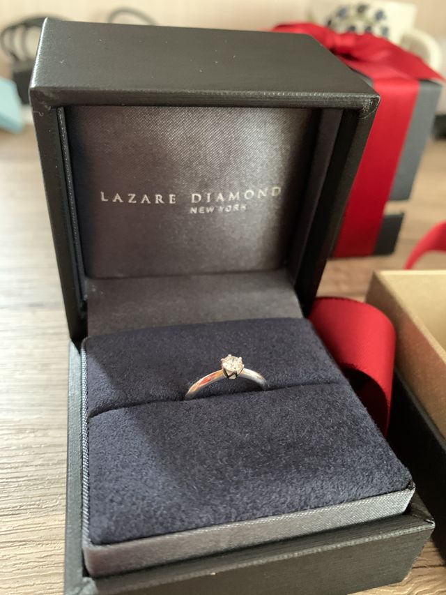 受取時の写真です。素敵なお箱に赤いリボンが結んでありました。