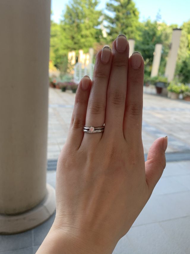 結婚指輪と婚約指輪を重ねた時です