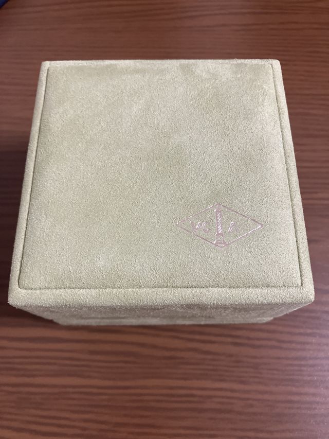 ボックスはうぐいす色のようなもので一辺約9cmの正方形です。