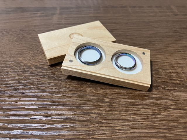 チタンなのでプラチナよりは銀色感が抑えめ