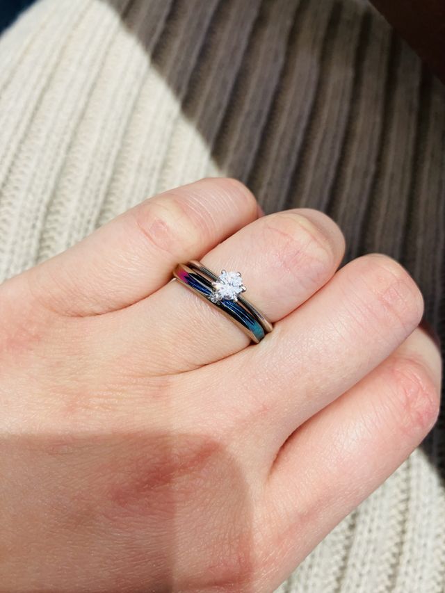 婚約指輪と重ねづけるとこんなイメージ