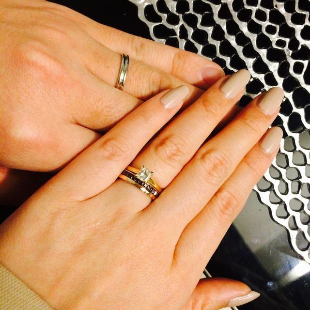 婚約指輪との重ね付けもしやすいです。