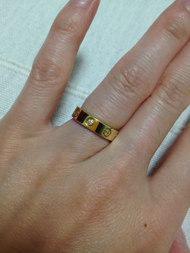 指にはめた状態の指輪