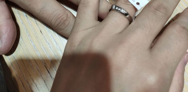 指輪を試着した際