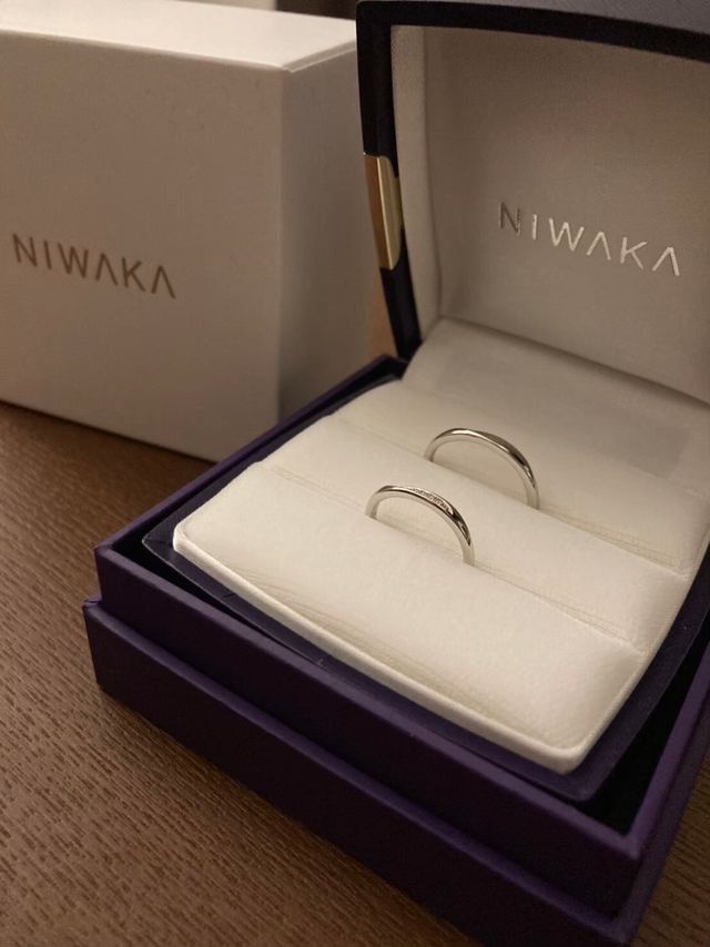 郵送で届いた指輪を、購入時にもらった箱に入れた状態