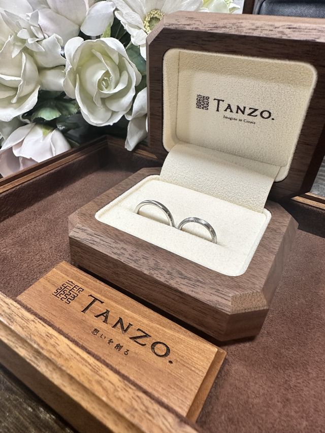 左が男性(ヘアライン加工)、右が女性(粗めマット加工)です