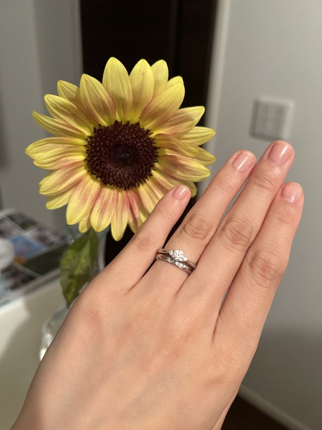 婚約指輪と一緒につけたくこのデザインにしました！