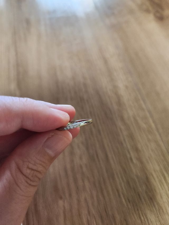 高品質なダイヤモンドを厳選している為、安っぽく見えません。