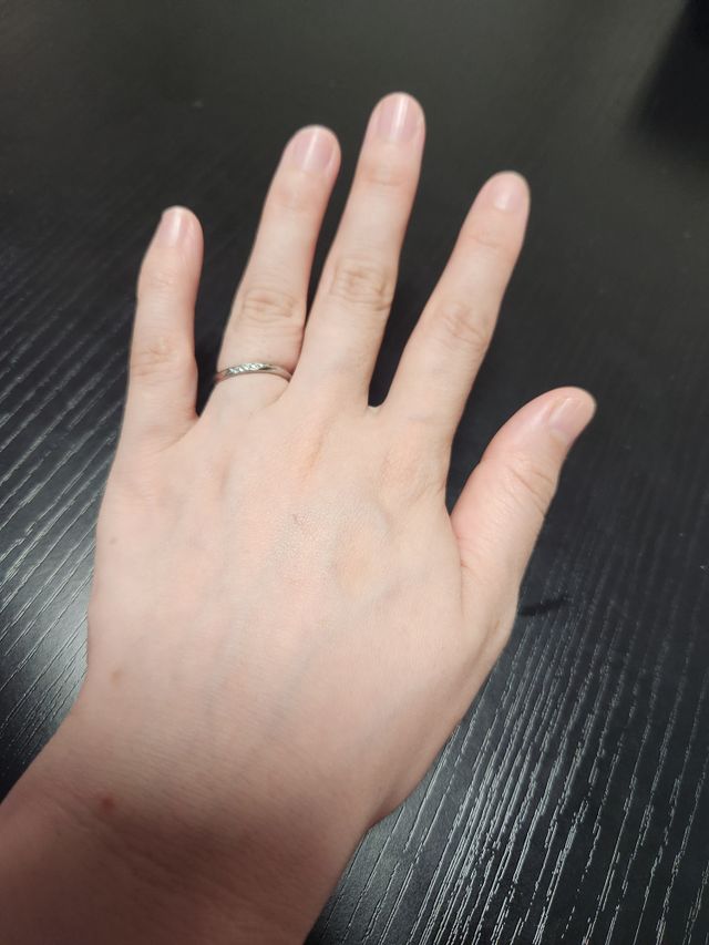 ゆるやかなウェーブのデザインで、つけ心地も良いです。