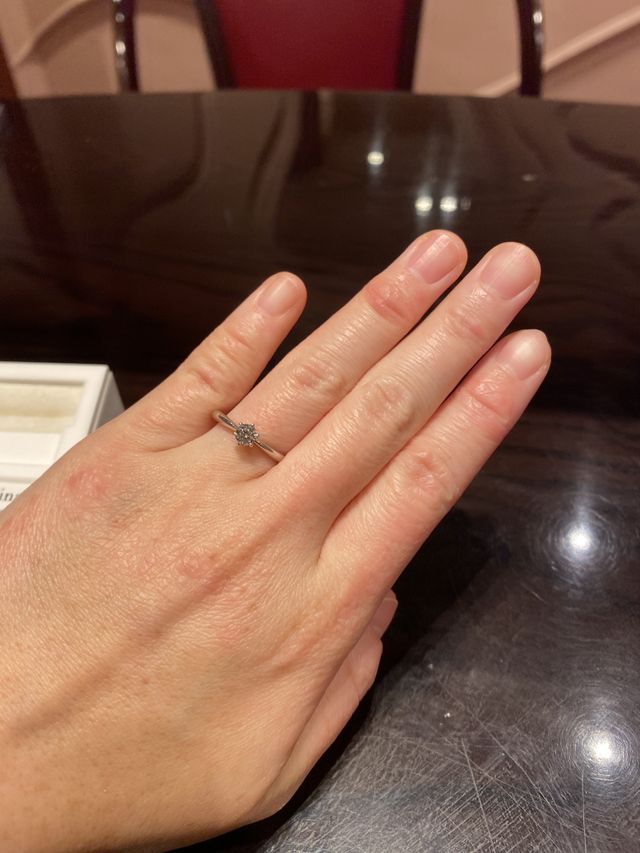 婚約指輪の試着写真です