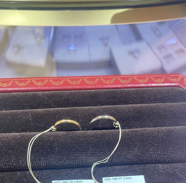 ゴールドとプラチナのシンプルなデザイン