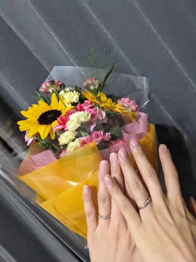 彼が届いた指輪と一緒に花束とアルバムをプレゼントしてくれた！