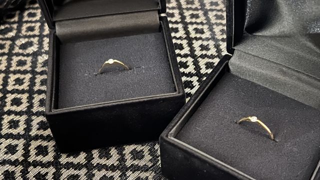 18Kのリングに一粒のダイヤがきらきら光るデザイン。