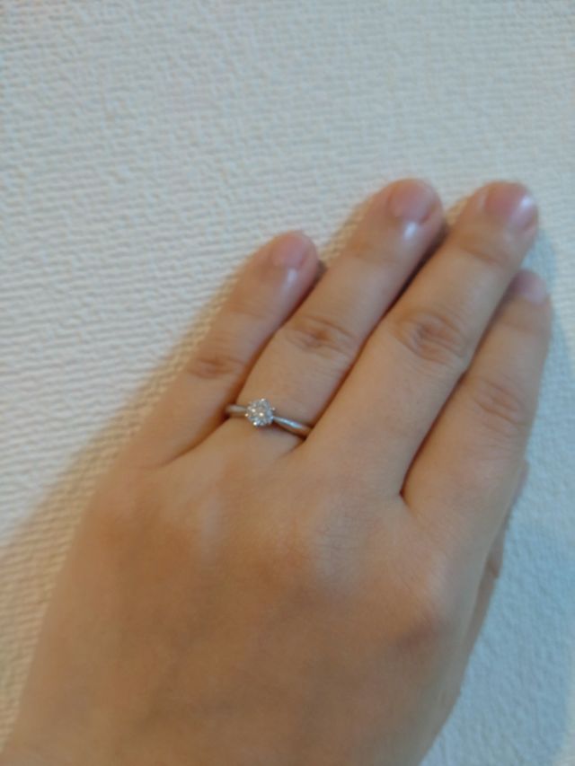 一粒ダイヤモンド（0.32ct）のシンプルなデザインです。