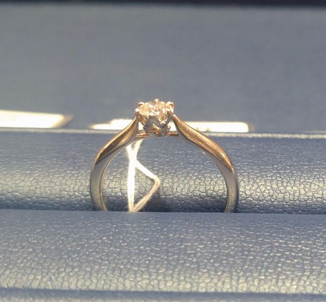 流れるようなラインが美しいです（ダイヤモンドはサンプルです）