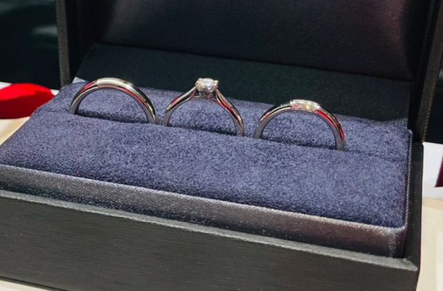 婚約指輪（中央）
男性結婚指輪（左）
女性結婚指輪（右）