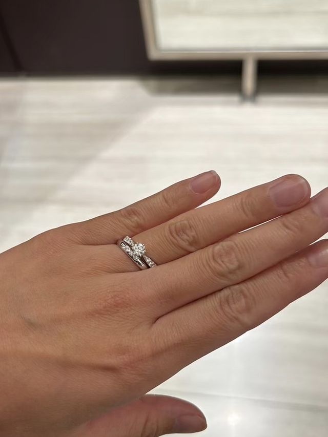 ダイヤの周りにも小さなダイヤが散りばめられており、ゴージャス