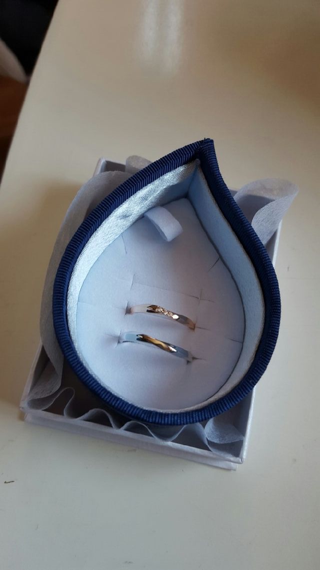 私がゴールドで石付き、彼はシルバーのシンプルなデザインです。