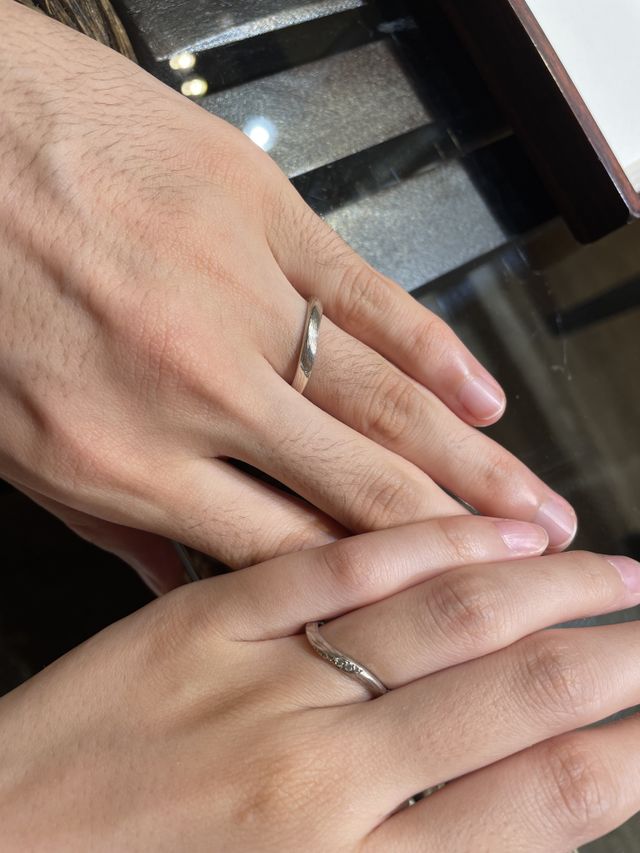 リングをお店で試着した際の写真です