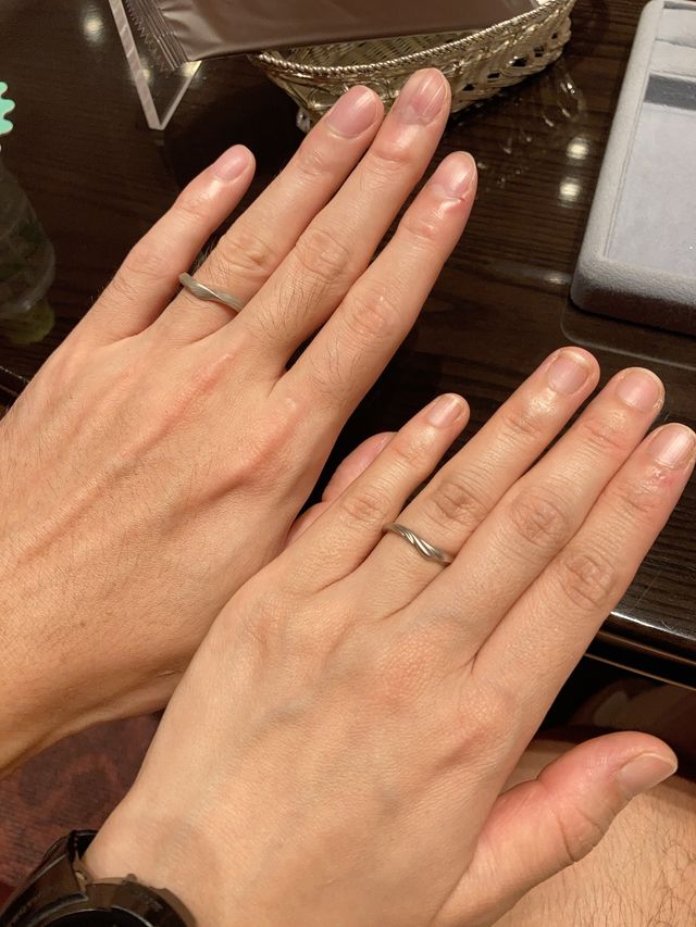 結婚指輪はあえてペアではないものを選びました。
