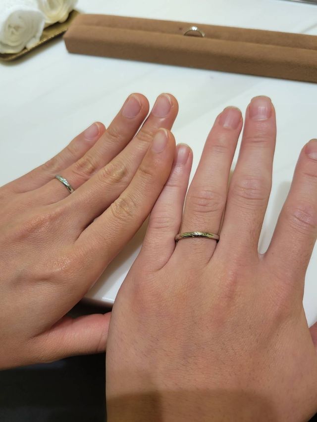 店舗で指輪の試着をし、購入した時の写真です。
