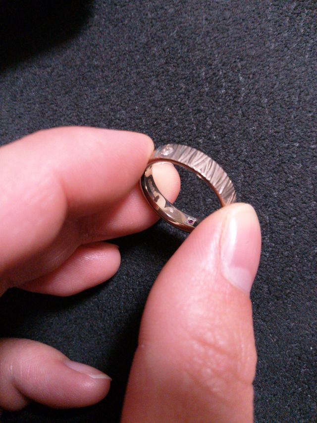 内側にルビーが埋め込まれている