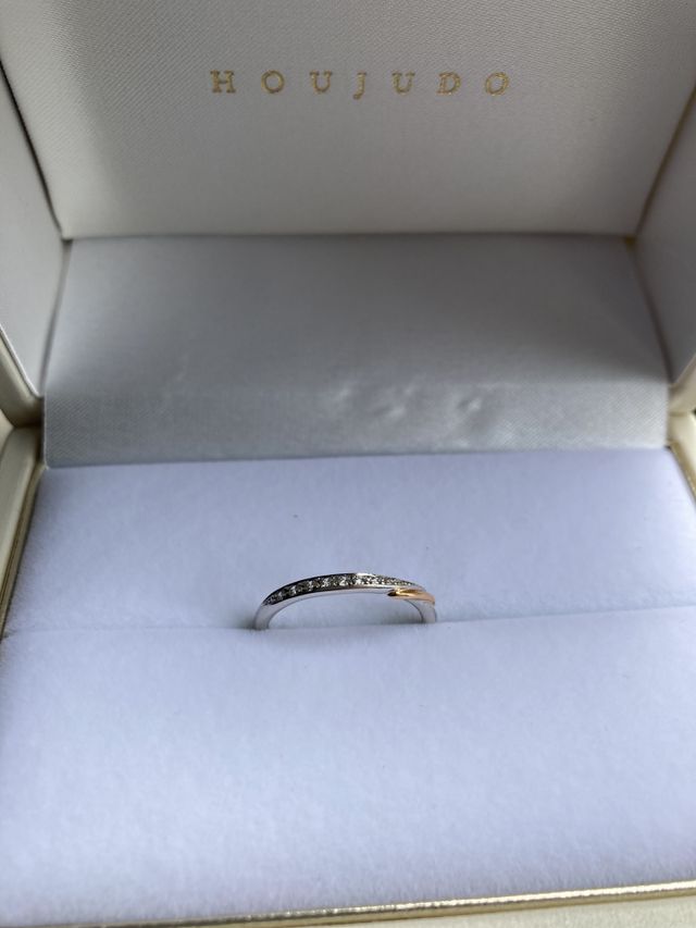 プラチナにメレダイヤ、アクセントにピンクゴールドです。