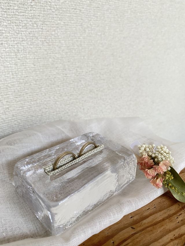 ガラスのリングピローです。