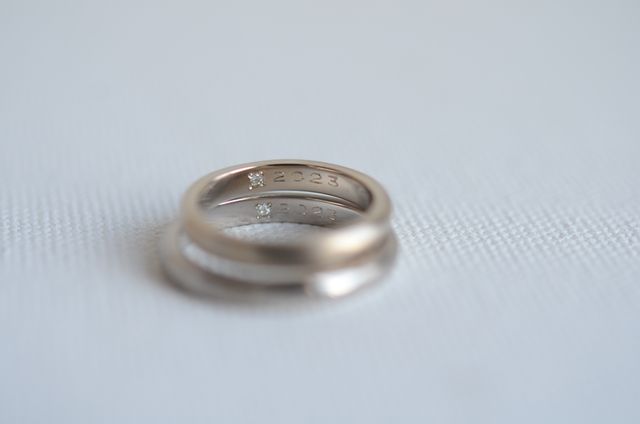 内側のペアダイヤモンドと刻印