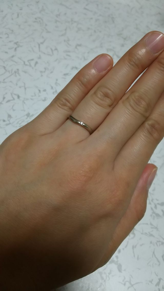 ゆるくカーブがあり、指が細く見えます！