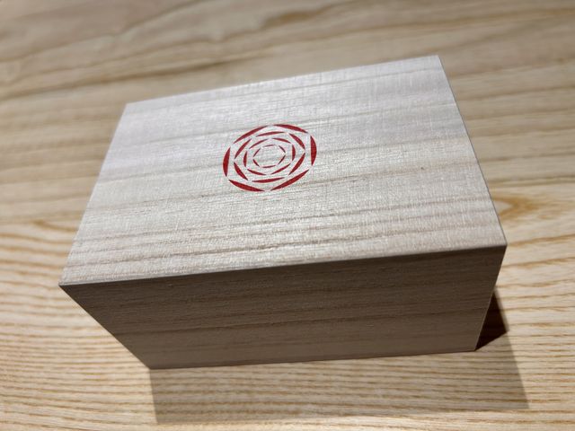 桐箱
しっかりとしており、蓋も勝手に開くことはなさそうです。