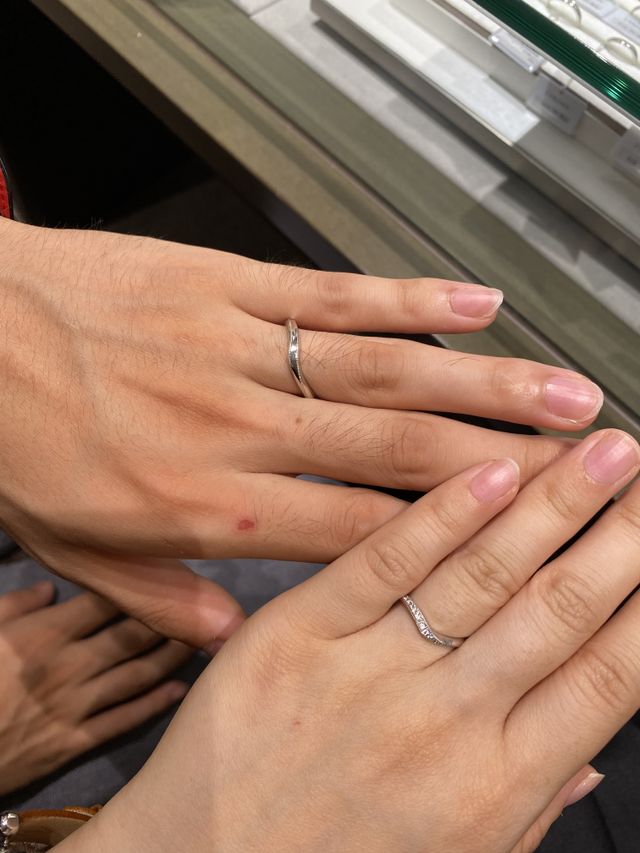 ウェーブ形状にメレダイヤモンド15粒の細かなミル打ちデザイン