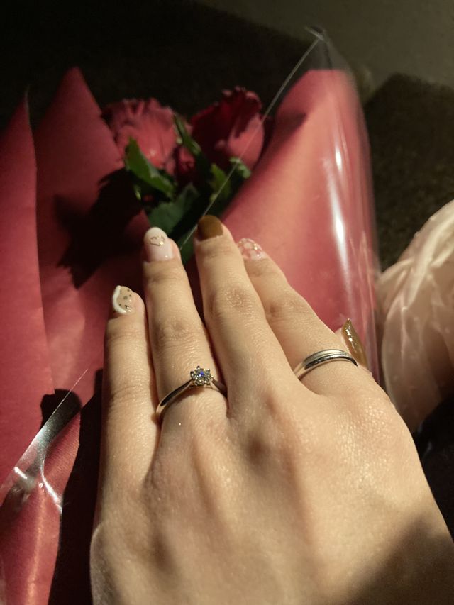 薬指に着用した時の写真です
