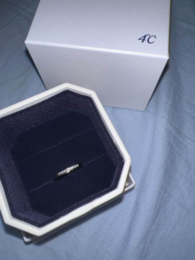 ストレートにひねりが入って半分だけダイヤモンドのリング
