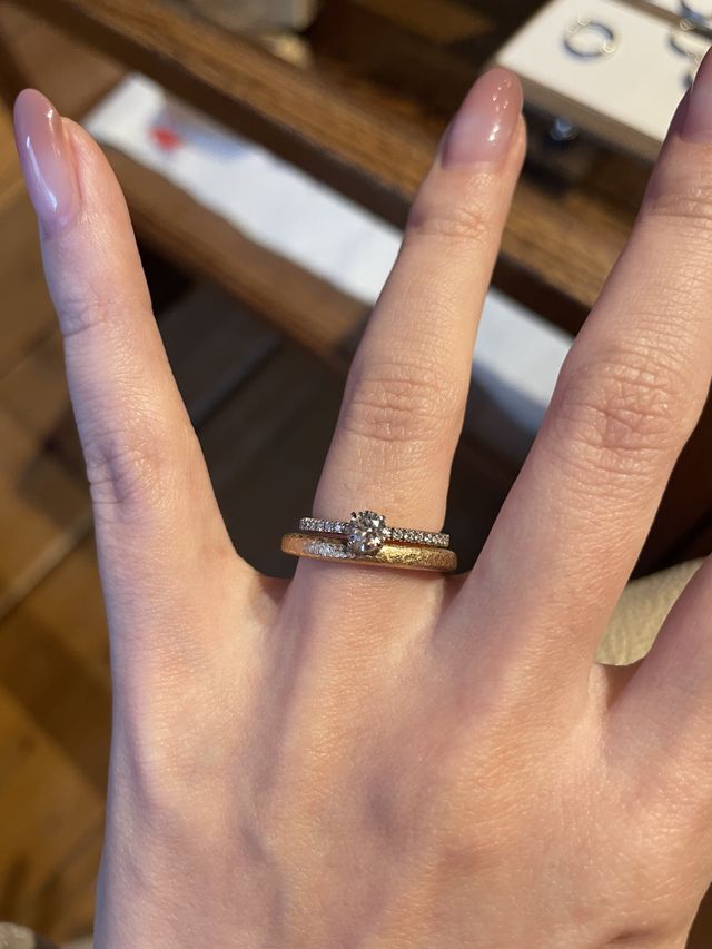 上は自分の婚約指輪で、下がお店の結婚指輪です。