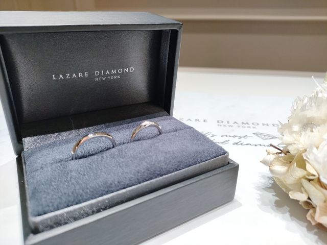 ウェーブ型で、中央にダイヤがあるデザイン。