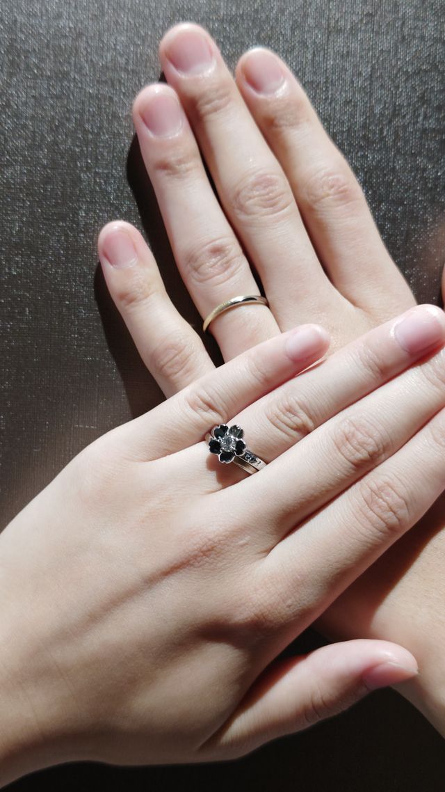 夫はグリーンゴールド、私はシャンパンゴールドの結婚指輪です。