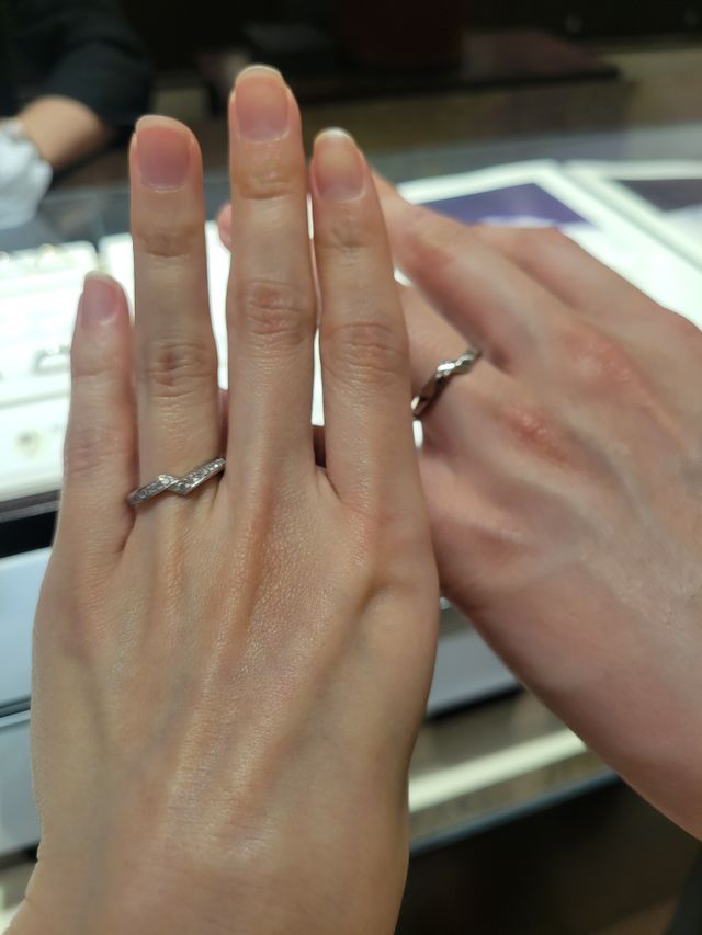 デザインがおしゃれできになって試着させていただきました。