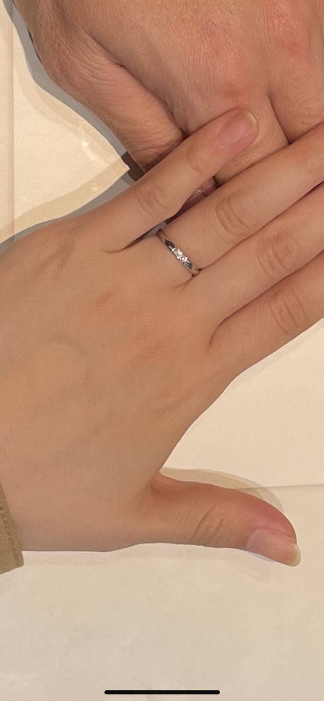 指が細く見えるデザインで気に入りました。