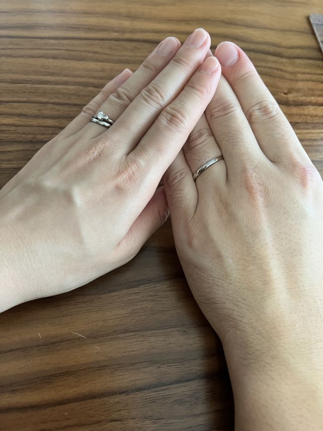 購入日に撮影。私は同店舗で購入の婚約指輪を重ねづけしてます。