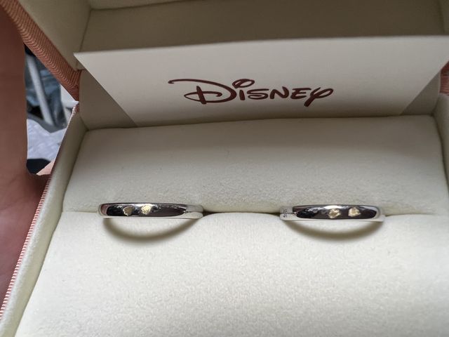 箱に入った写真
女性のリングにはダイヤが入ってます