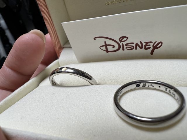 内側にはドナルドやデイジーの刻印や日付の刻印ができます。