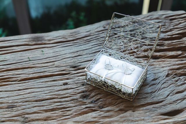 挙式で使用したリングピローに入れています。